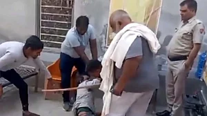 نوح تشدد معاملہ: ضمانت پر رہا بٹو بجرنگی نے ایک شخص کو سرعام زدوکوب کیا، پولیس اہلکار محض تماشائی بنا رہا