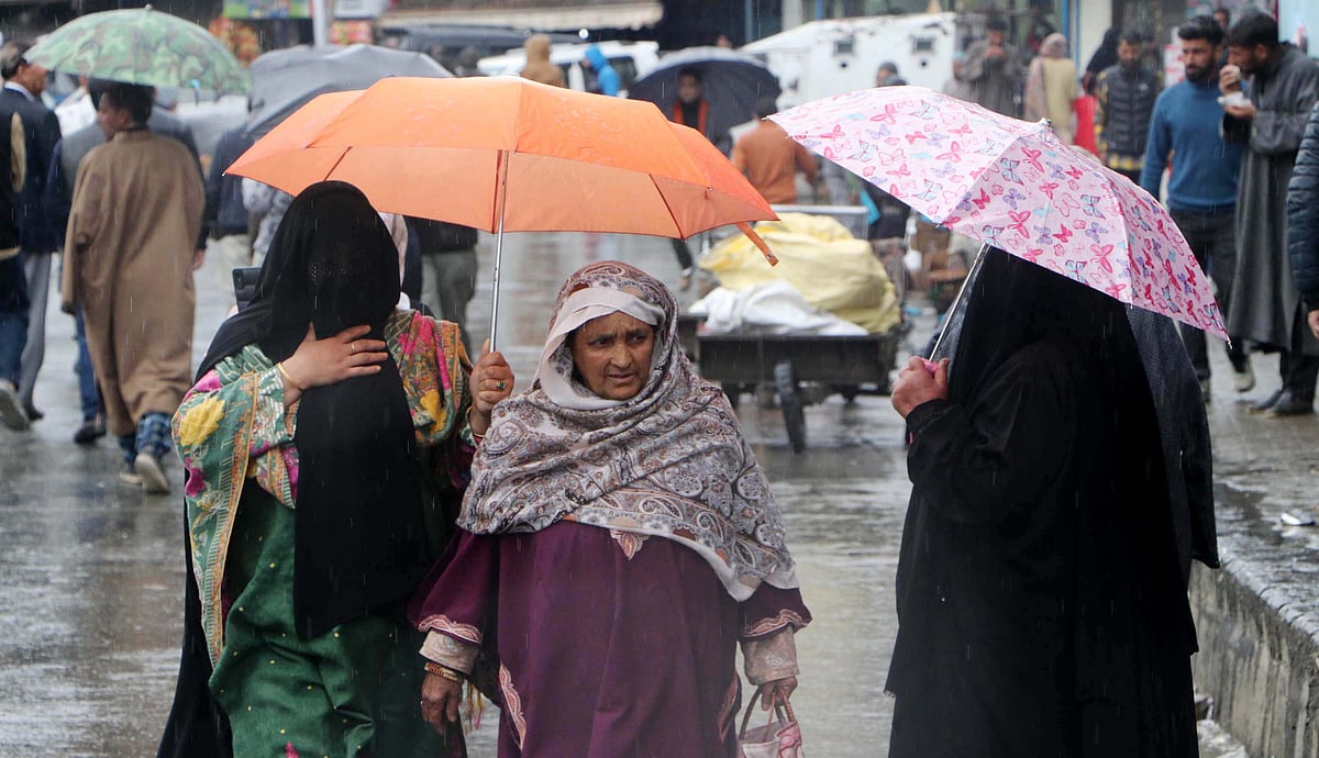 کشمیر میں رک رک کر بارشوں کا سلسلہ جاری، شبانہ درجہ حرارت میں گراوٹ درج