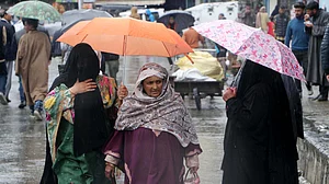 کشمیر میں رک رک کر بارشوں کا سلسلہ جاری، شبانہ درجہ حرارت میں گراوٹ درج