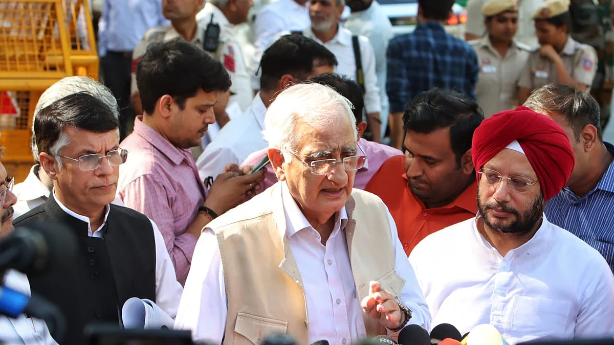 <div class="paragraphs"><p>نامہ نگاروں سے بات کرتے ہوئے سلمان خورشید، تصویر قومی آواز/ویپن</p></div>