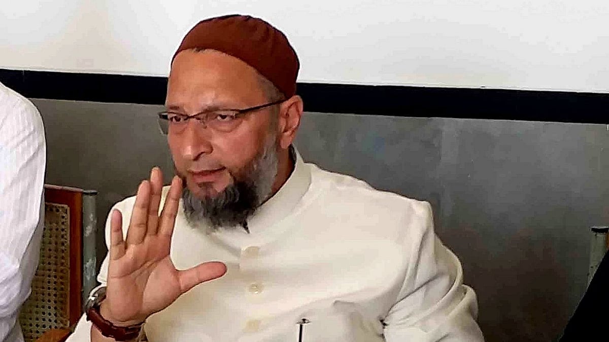 حج 2026: ’یہ استحصال ہے، حکومت سرکلر واپس لے‘، عازمین حج سے 10 ہزار روپے اضافی کرایہ لیے جانے پر اویسی کا ردعمل
