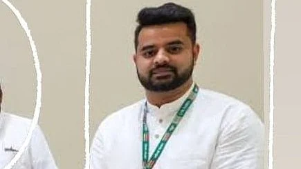 <div class="paragraphs"><p>تصویر میں دائیں طرف پرجول ریونّا، تصویر <a href="https://twitter.com/Anuradha_Patel9">@Anuradha_Patel9</a></p></div>