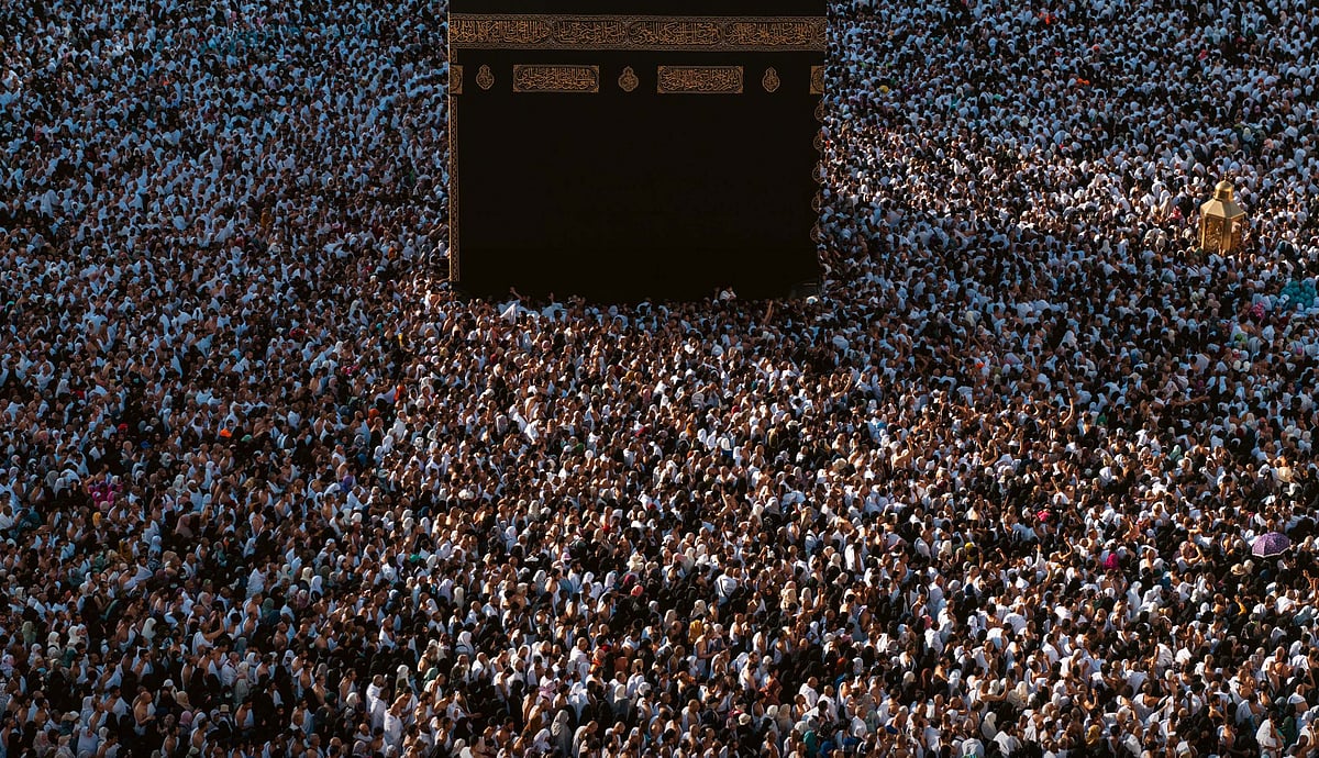 رمضان المبارک کے آخری عشرے میں لاکھوں افراد مسجد حرام میں عبادات میں مشغول