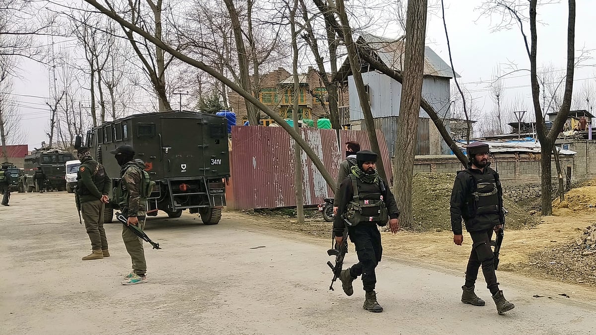 پلوامہ انکاؤنٹرمیں جنگجو جاں بحق، شناخت کی جا رہی ہے