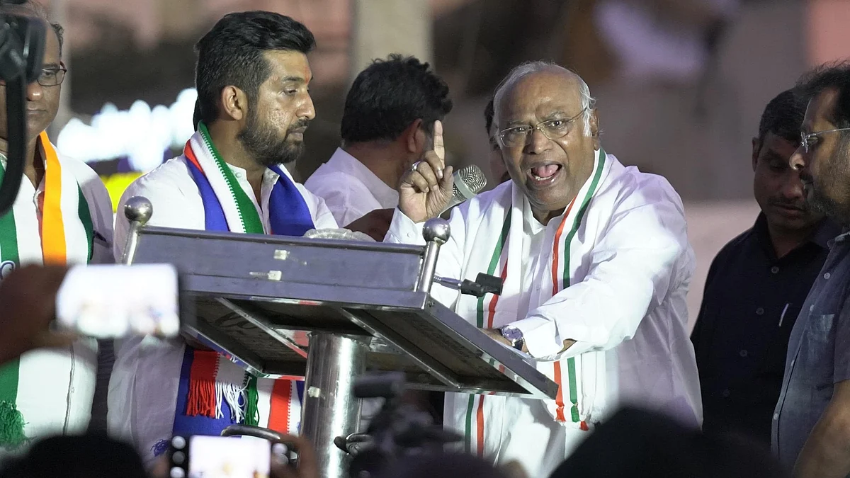 <div class="paragraphs"><p>کرناٹک میں عوام سے خطاب کرتے ہوئے کانگریس صدر کھڑگے، تصویر @INCIndia</p></div>