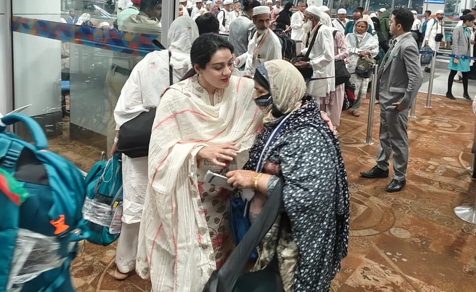 دہلی سے 28ویں حج پرواز مدینہ کے لیے روانہ، حج کمیٹی کی چیئرپرسن کوثر جہاں نے کیا الوداع
