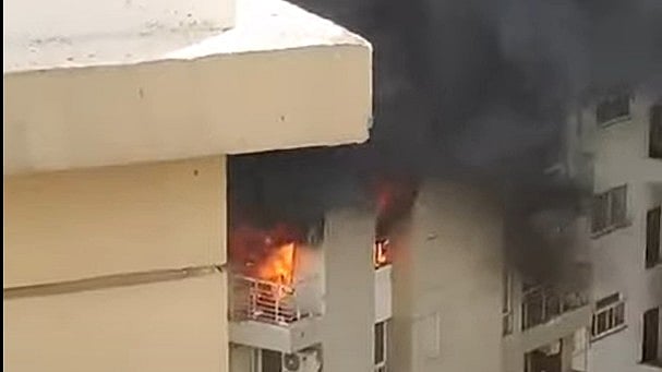 نوئیڈا کی سوسائٹی میں ’اے سی‘ میں دھماکہ، کئی فلیٹوں میں لگی آگ