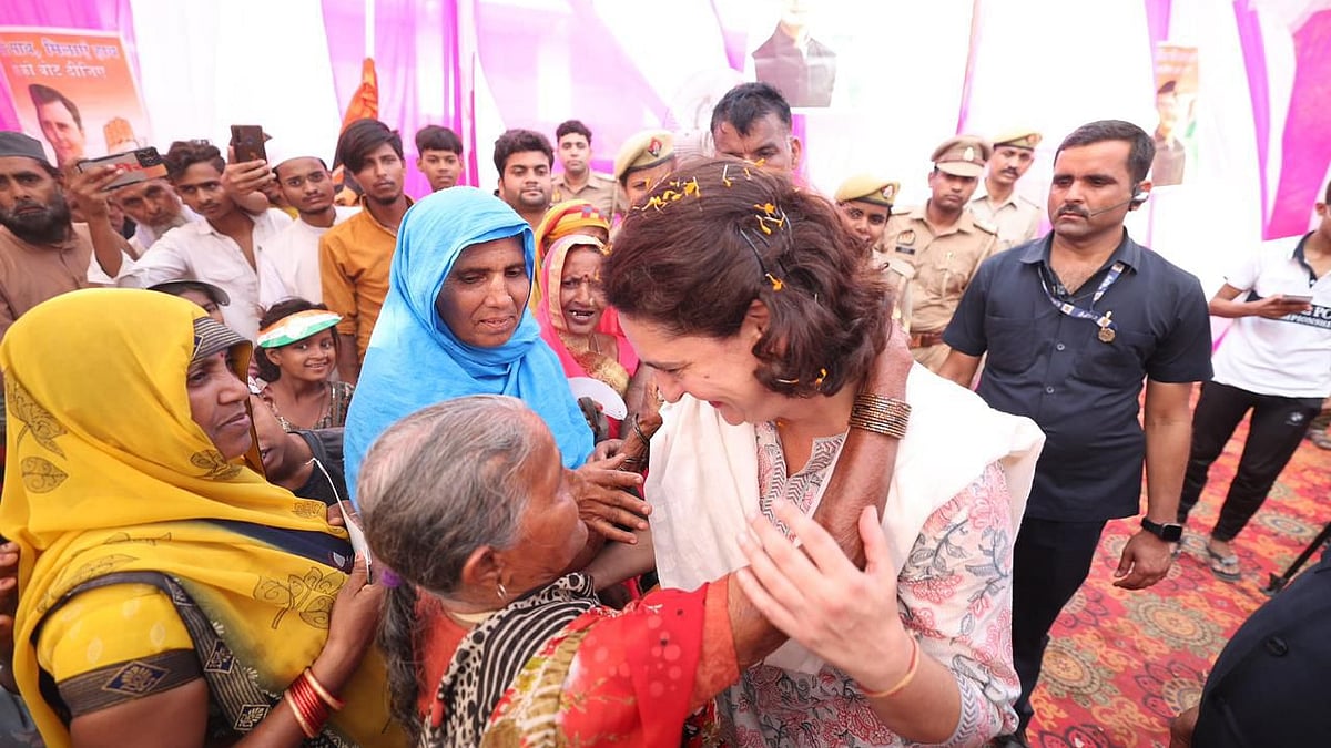 <div class="paragraphs"><p>امیٹھی کی عوام سے ملاقات کرتی ہوئی پرینکا گاندھی، تصویر @INCIndia</p></div>