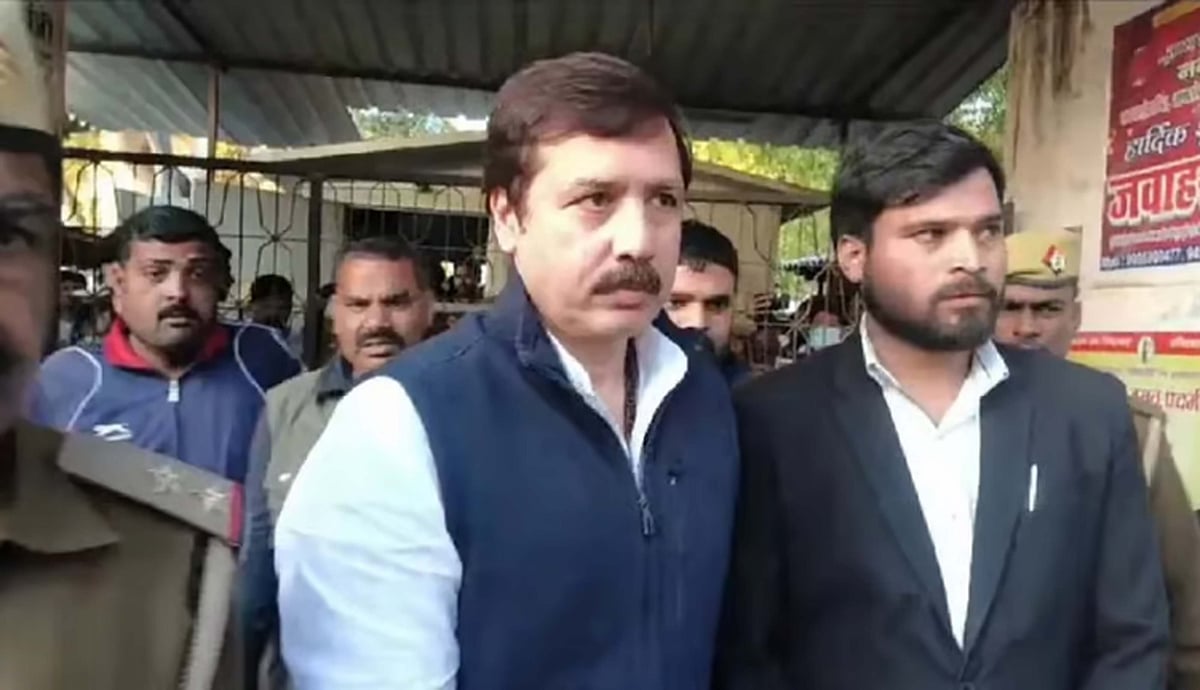 بیوی کا ٹکٹ منسوخ کئے جانے پر بی ایس پی کے سابق رکن پارلیمنٹ دھننجے سنگھ مایاوتی پر برہم