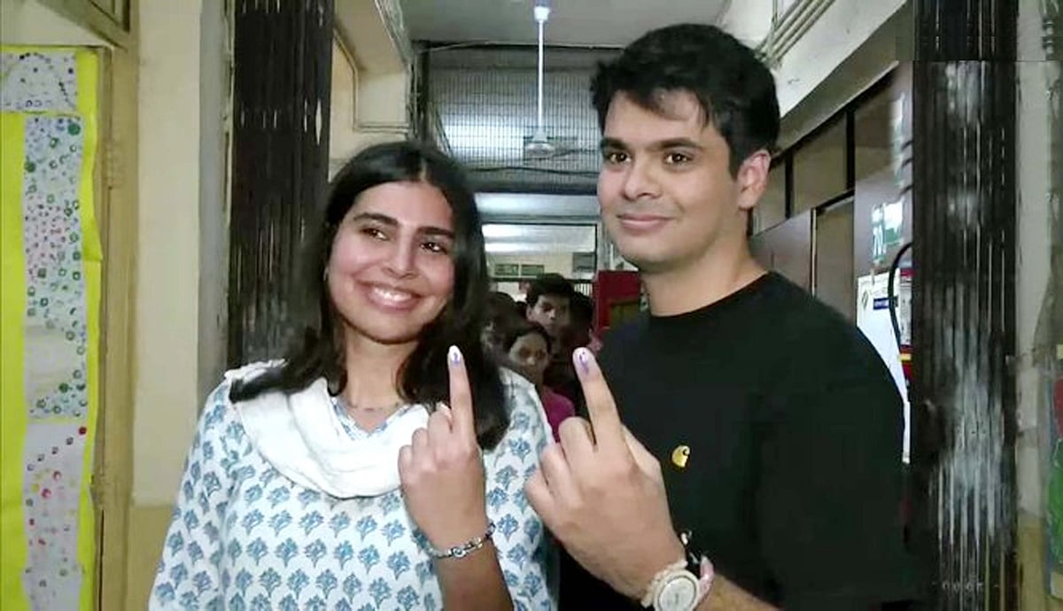 پرینکا گاندھی کے بچوں نے ڈالا ووٹ، بیٹے ریحان نے آئین کی حفاظت کو بڑا مسئلہ قرار دیا، پہلی بار ووٹ ڈالنے آنے والی بیٹی نے کی یہ اپیل