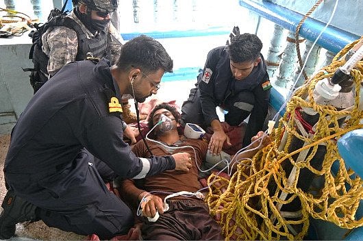 ہندوستانی بحریہ بحر عرب میں پھر بنی فرشتہ، مشکل وقت میں ایرانی جہاز پر سوار 20 پاکستانیوں کو پہنچائی مدد