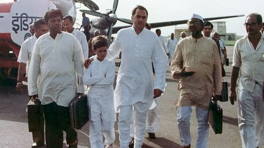 <div class="paragraphs"><p>راہل گاندھی اپنے والد راجیو گاندھی کے ساتھ / تصویر:&nbsp;RahulGandhi@</p></div>
