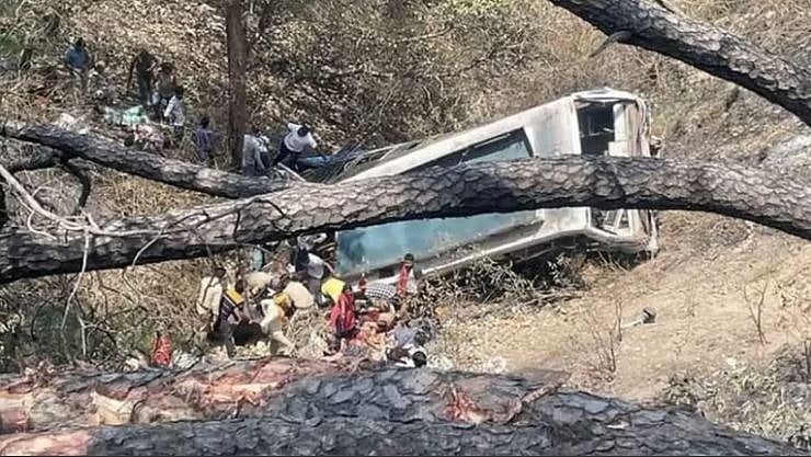 پاکستان میں دردناک سڑک حادثہ، وین گہری کھائی میں گرنے سے 16 افراد جاں بحق، 30 دیگر زخمی