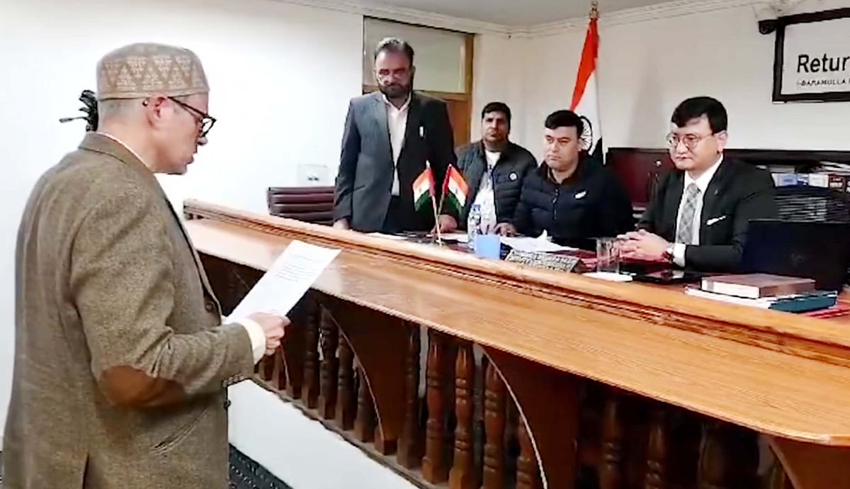 عمر عبد اللہ نے بارہمولہ لوک سبھا سیٹ کے لئے کاغذات نامزدگی جمع کئے