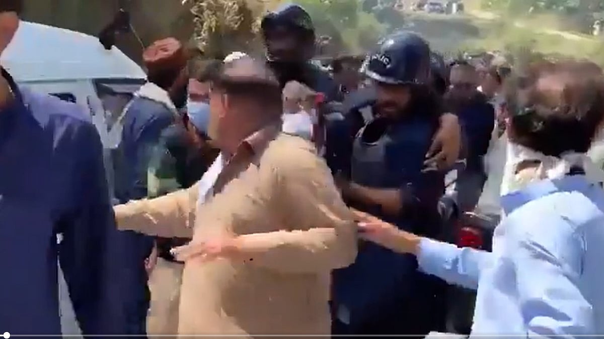 پاکستان مقبوضہ کشمیر میں ضروریاتِ زندگی کی اشیا کے لئے عوامی احتجاج، جھڑپ میں ایک پولیس اہلکار کی موت