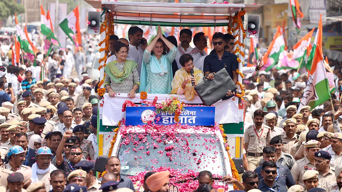 <div class="paragraphs"><p>ہریانہ میں روڈ شو کرتی ہوئیں پرینکا گاندھی، تصویر@INCIndia</p></div>