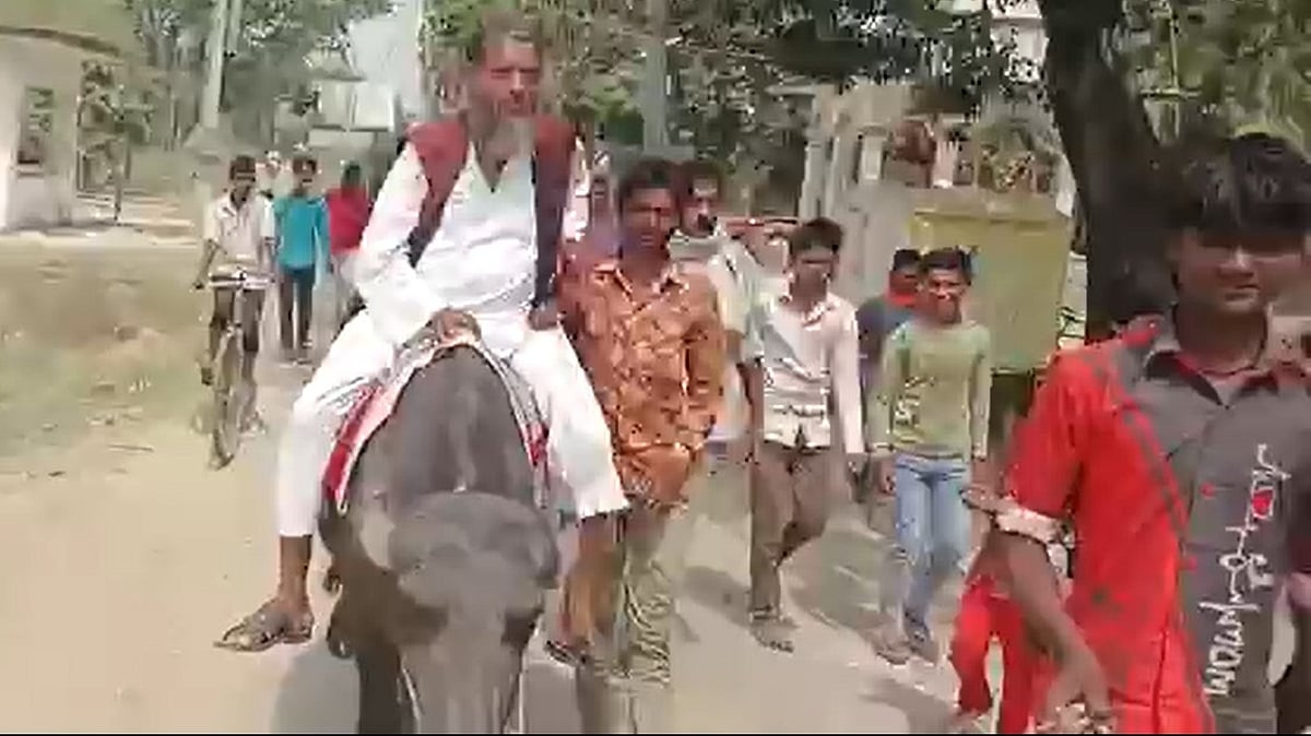 بھینس پر سوار ہو کر پرچۂ نامزدگی داخل کرنے نکلا امیدوار، پیچھے مڑ کر دیکھا تو تجویز کرنے والے ہی غائب!