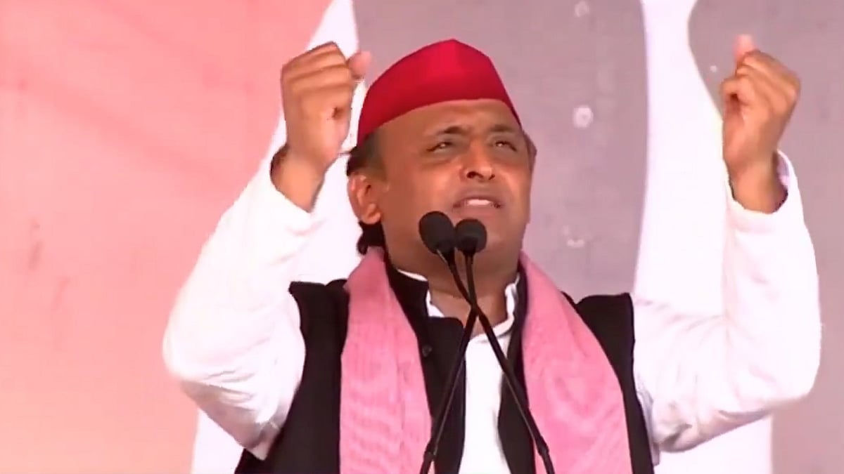 اکھلیش کو دیکھنے کے لیے پنڈال کے ستون چڑھے نوجوان! ایس پی سربراہ نے کہا- ’فوج کی پکی ملازمت کے لئے پکا ہے‘