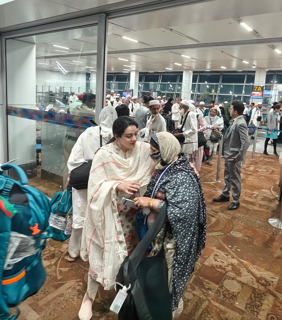دہلی سے 28ویں حج پرواز مدینہ کے لیے روانہ، حج کمیٹی کی چیئرپرسن کوثر جہاں نے کیا الوداع