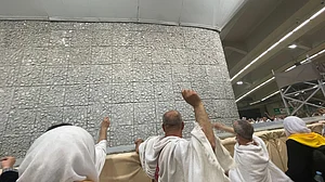 حج کے آخری مرحلے میں حجاج کی منیٰ میں جمرہ عقبہ کے مقام پر رمی جمرات کے مناسک کی ادائیگی