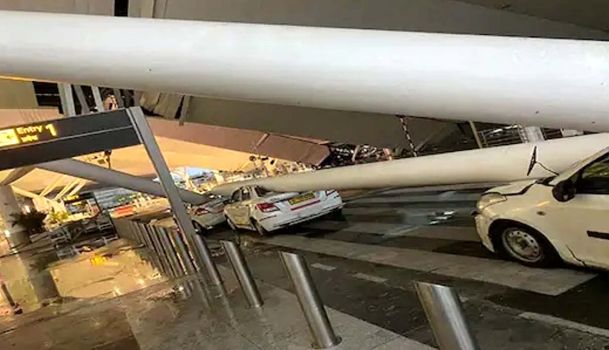 بارش کے درمیان دہلی ایئرپورٹ پر حادثہ، چھت گرنے سے کئی کاریں دب گئیں، 3 افراد زخمی