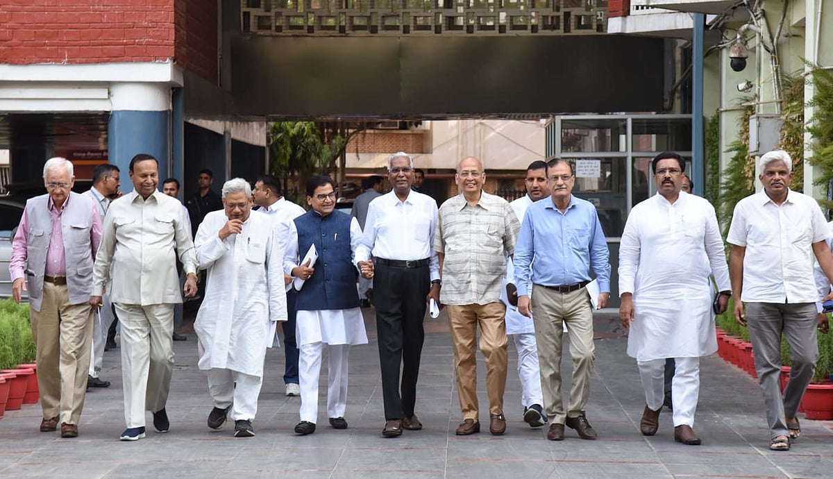 انڈیا الائنس کے رہنماؤں کی الیکشن کمیشن سے ملاقات، ووٹوں کی گنتی اصولوں کے مطابق کرانے کا مطالبہ