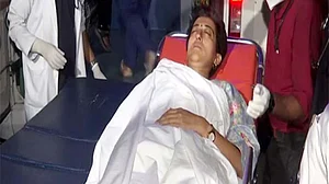 بھوک ہڑتال پر بیٹھی آتشی کی طبیعت بگڑی، شوگر لیول 36 تک پہنچا، اسپتال میں داخل