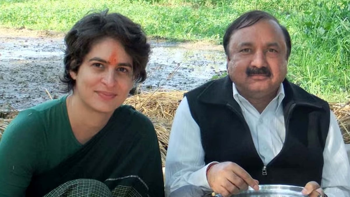 <div class="paragraphs"><p>پرینکا گاندھی اور کشوری لال شرما / تصویر:&nbsp;@priyankagandhi</p></div>