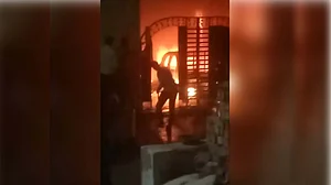 غازی آباد میں 3 منزلہ عمارت میں خوفناک آتشزدگی، 2 بچوں سمیت 5 افراد جاں بحق