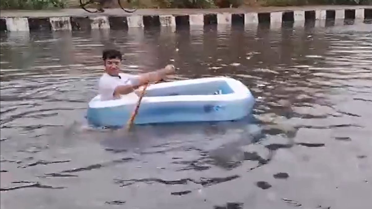 دہلی میں زبردست بارش سے کئی سڑکیں غرقاب، بی جے پی کونسلر نے چلائی کشتی