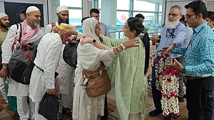 حج 2024: حاجیوں کے پہلے قافلہ کا دہلی میں پُرجوش استقبال، دیکھیں تصویری جھلکیاں