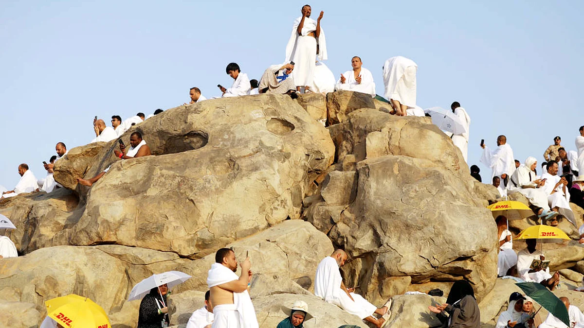 <div class="paragraphs"><p>حج کے دوران عرفات کے میدان پر حجاج کرام / Getty Images</p></div>
