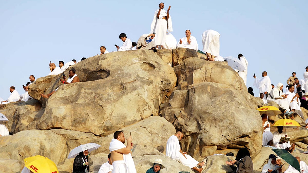 <div class="paragraphs"><p>حج کے دوران عرفات کے میدان پر حجاج کرام / Getty Images</p></div>