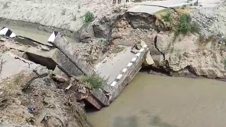 <div class="paragraphs"><p>گنڈک ندی کے منہدم شدہ پل کی فائل تصویر/ سوشل میڈیا</p></div>