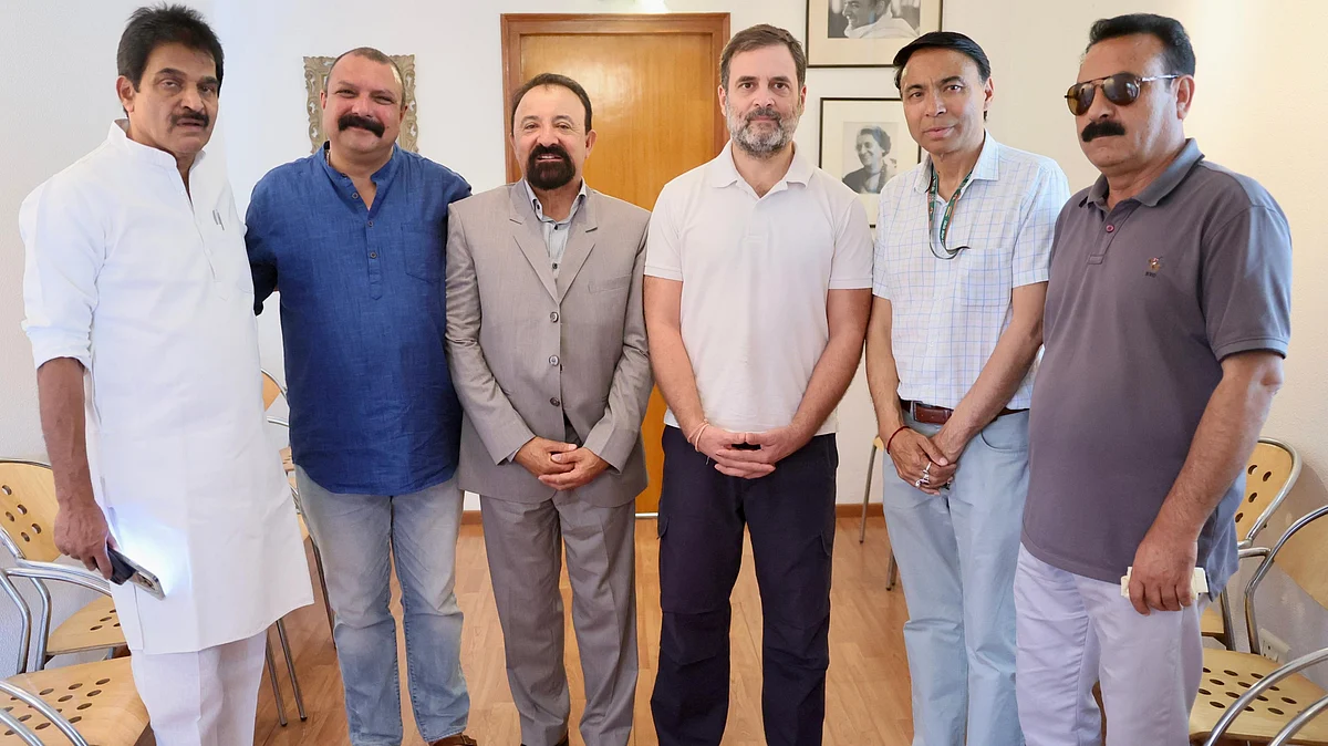 <div class="paragraphs"><p>لداخ کے آزاد رکن پارلیمنٹ محمد حنیفہ راہل گاندھی کے ساتھ / تصویر:&nbsp;@INCIndia</p></div>