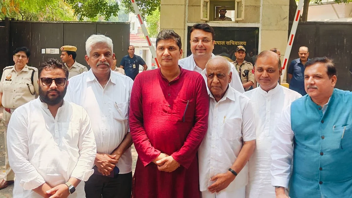 <div class="paragraphs"><p>عآپ لیڈران ایل جی سے ملاقات کے بعد / تصویر:&nbsp;@KuldeepKumarAAP</p></div>