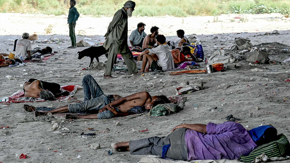 <div class="paragraphs"><p>گرمی میں بے گھر افراد / Getty Images</p></div>