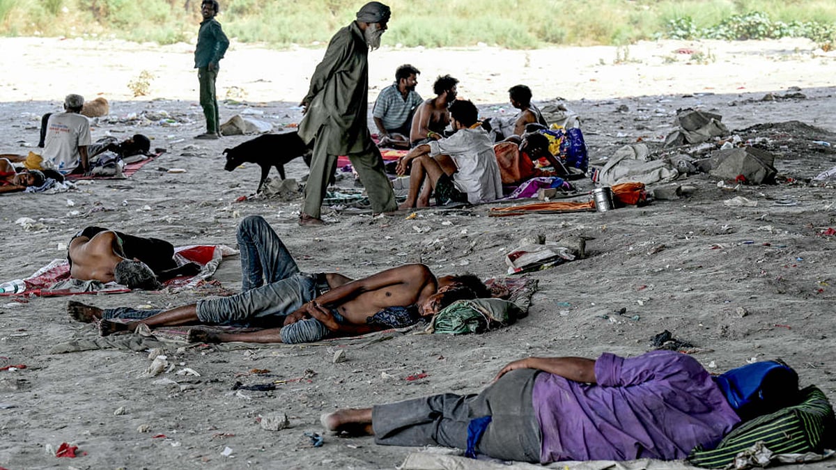 <div class="paragraphs"><p>گرمی میں بے گھر افراد / Getty Images</p></div>