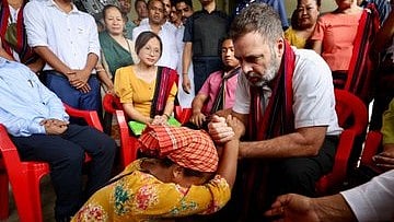 راہل گاندھی نے منی پور میں تشدد متاثرین سے کی ملاقات، آج شام گورنر انوسوئیا اوئیکے کے ساتھ ہوگی میٹنگ