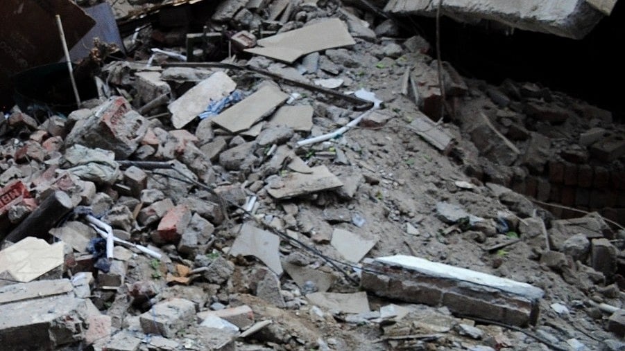 سورت میں ایک کثیر منزلہ عمارت کے گرنے سے 7 افراد جان بحق، ملبے سے لاشیں نکالی گئیں