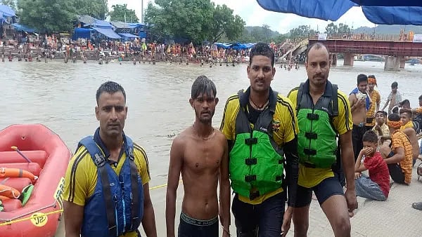 گنگا میں ڈوب رہے 6 کانوڑیوں کی عاشق علی نے بچائی جان، ہر سال 40 سے 50 کانوڑیوں کو ڈوبنے سے بچاتے ہیں