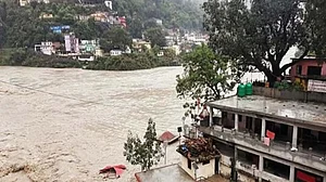 اتراکھنڈ میں بھاری بارش سے تباہی، یمنوتری دھام میں عارضی پل منہدم، مندر احاطہ کو بھی نقصان
