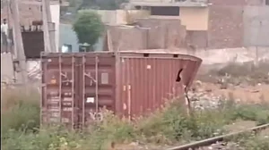 کرنال میں چلتی مال بردار گاڑی سے گرے 8 کنٹینرس، کئی ٹرینیں منسوخ، 3 کلومیٹر تک ٹریک بھی ٹوٹ گیا
