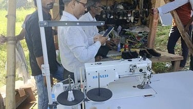 راہل گاندھی نے سلطانپور کے موچی کو بھیجی چپل سینے کی مشین