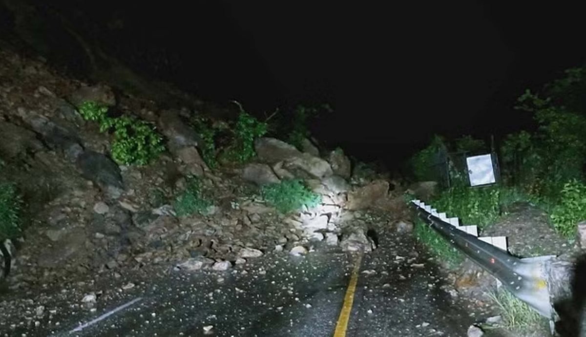 نیپال میں لینڈ سلائیڈنگ سے 2 بسیں دریا میں بہہ گئیں، 60 سے زائد مسافر لاپتہ، ریسکیو آپریشن جاری