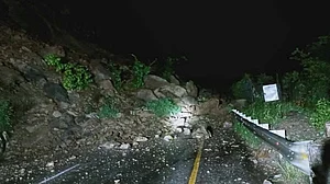 نیپال میں لینڈ سلائیڈنگ سے 2 بسیں دریا میں بہہ گئیں، 60 سے زائد مسافر لاپتہ، ریسکیو آپریشن جاری