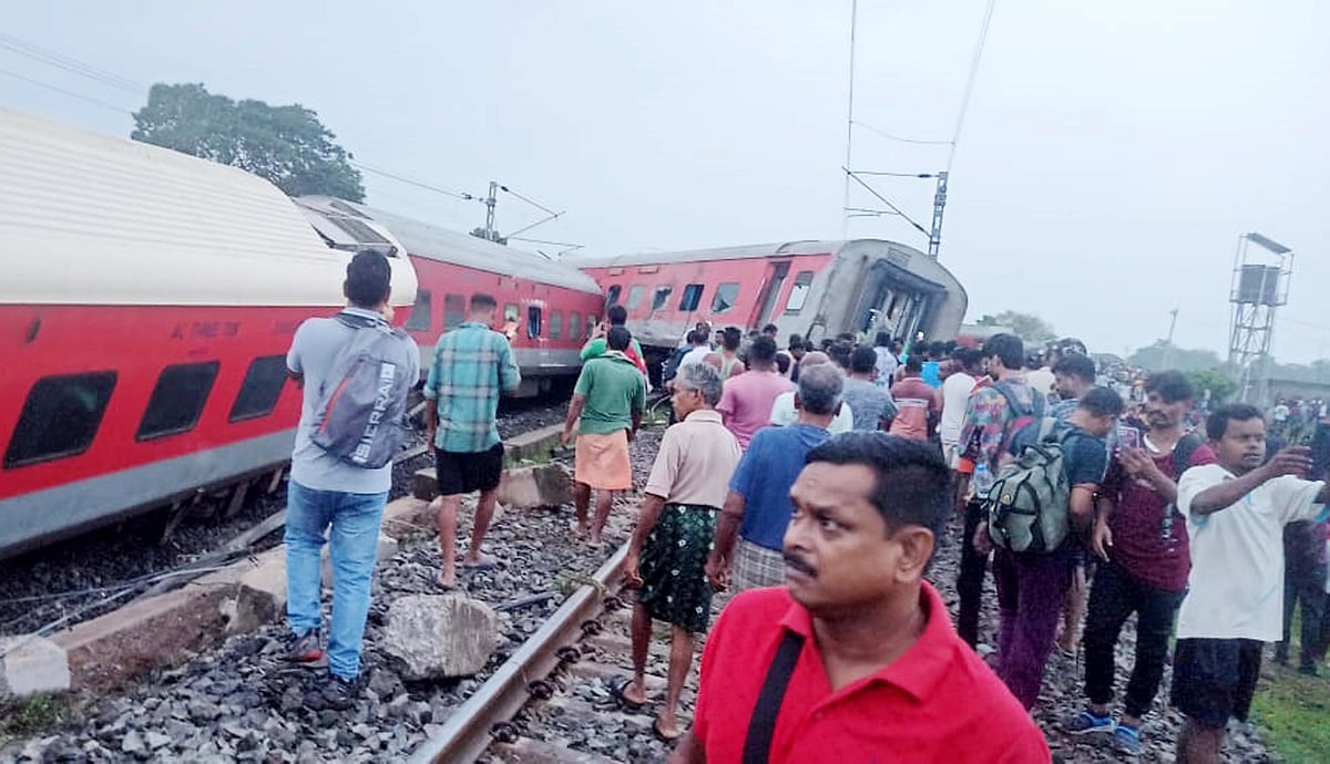 جھارکھنڈ ریل حادثہ: ہاوڑہ-ممبئی ریلوے لائن پر دوسرے دن بھی 44 ٹرینیں منسوخ، ٹریک کی مرمت کا کام جاری