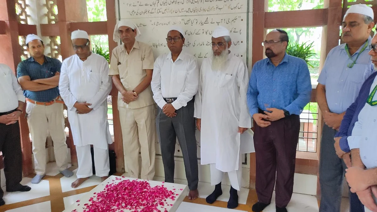 <div class="paragraphs"><p>حکیم عبدالحمید کی برسی پر خراج عقیدت پیش کرتے ہوئے جامعہ ہمدرد کے افسران</p></div>