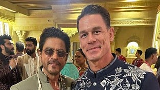 جان سینا بھی شاہ رخ خان پر ہوئے فدا، کنگ خان کے ساتھ تصویر شیئر کی