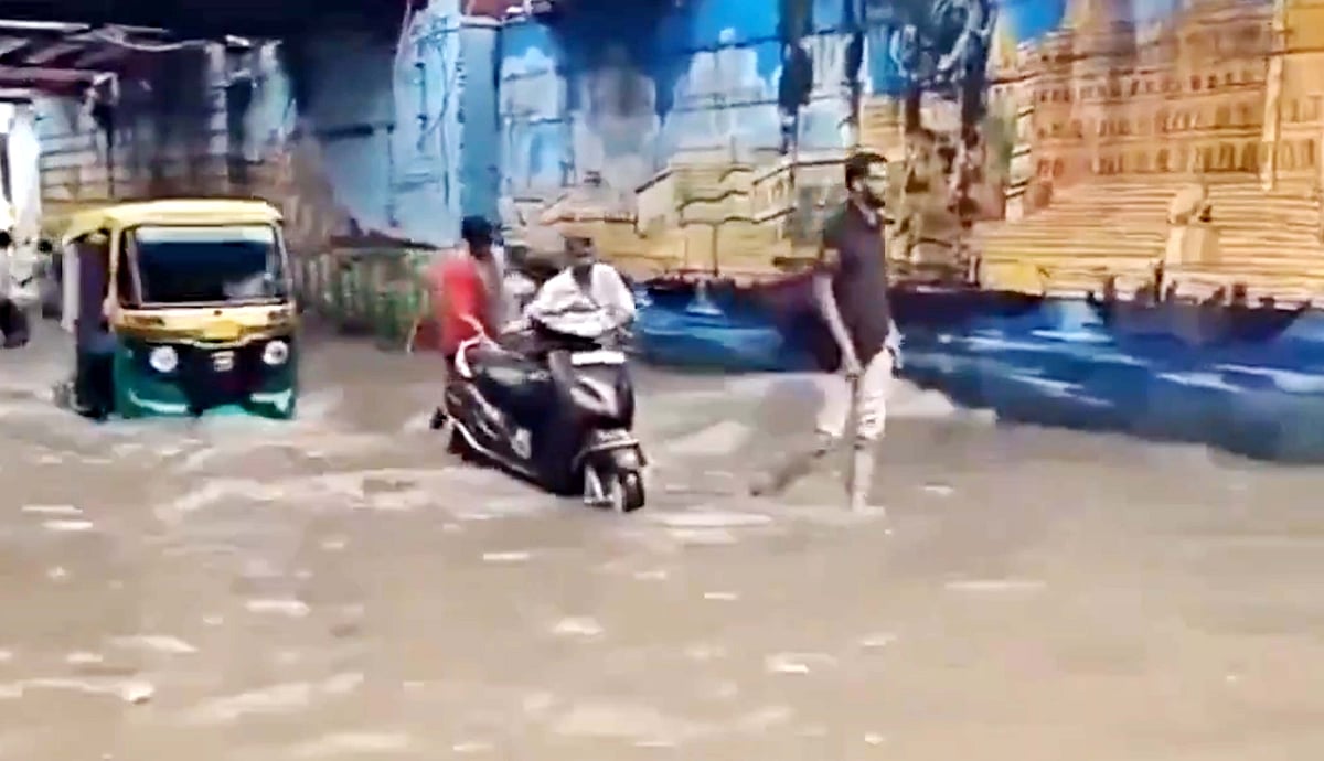 وارانسی میں بارش سے سڑکیں پانی سے بھری، کیوٹو کا ذکر کرتے ہوئے اکھلیش یادو کا طنز